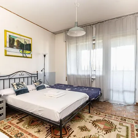 Guesthost - Mestre Roomy Apartment! Апартаменты