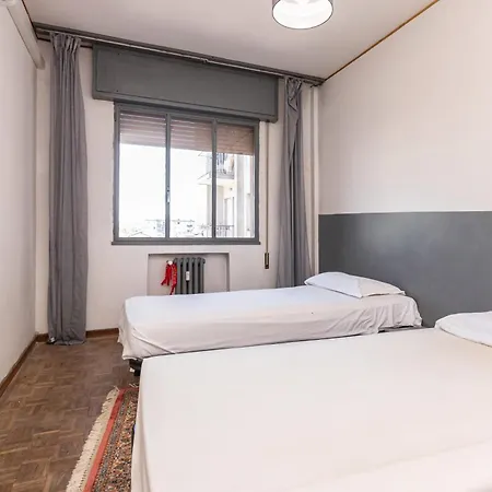 Guesthost - Mestre Roomy Apartment! *