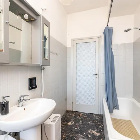 Guesthost - Mestre Roomy Apartment! *